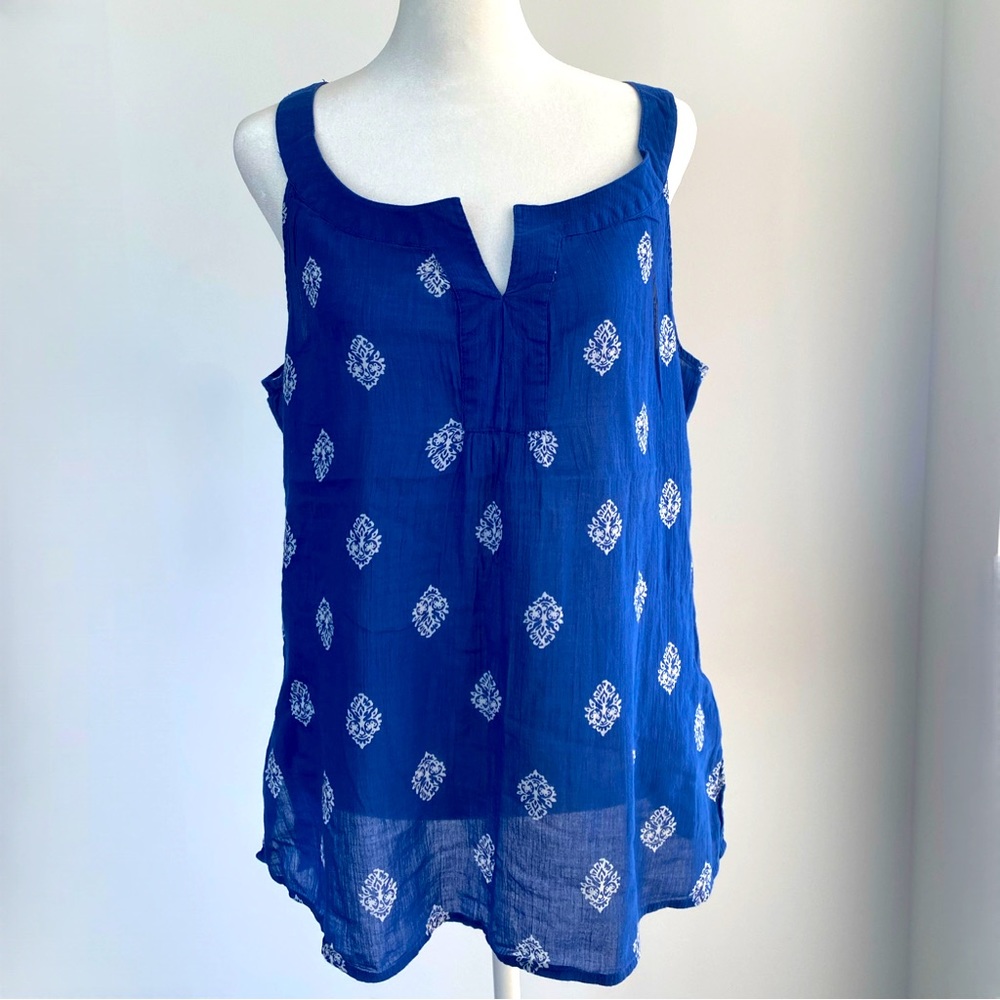 Old Navy Lightweight Blue Top with White Print